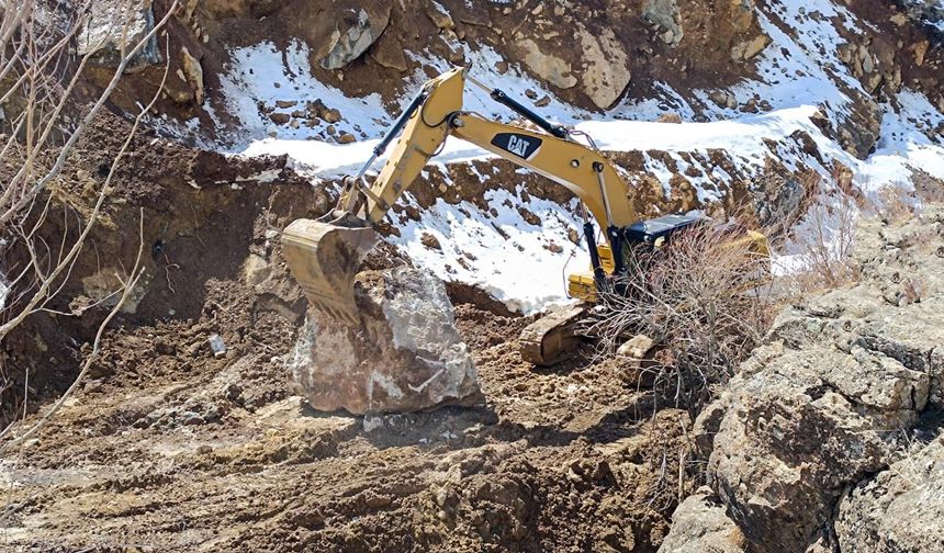 Gürpınar’da mahalle yoluna düşen kayalar temizlendi