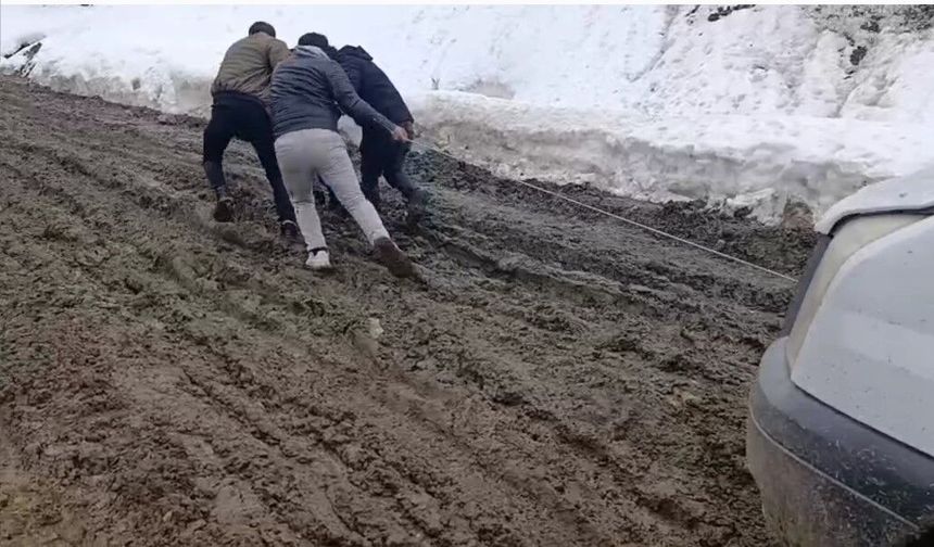 Bahçesaray’da Çamura Saplanan Araçlar Vatandaşları Zorluyor