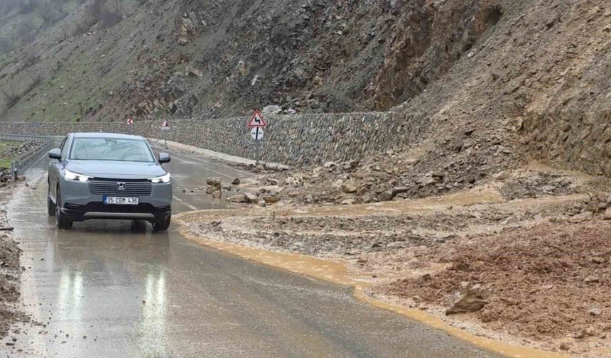 Bitlis ve Van Arasındaki Yolda Çamur ve Taş Temizliği Yapıldı
