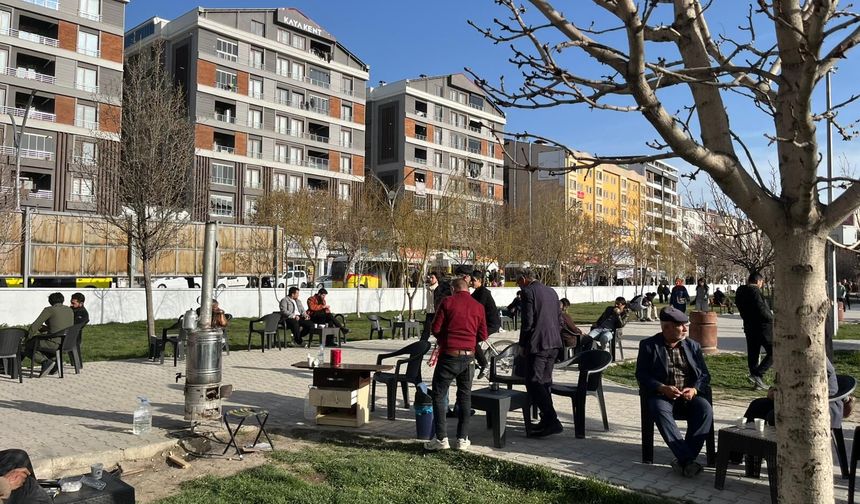 Van’da Güneşli Havayı Fırsat Bilenler Parklara Akın Etti