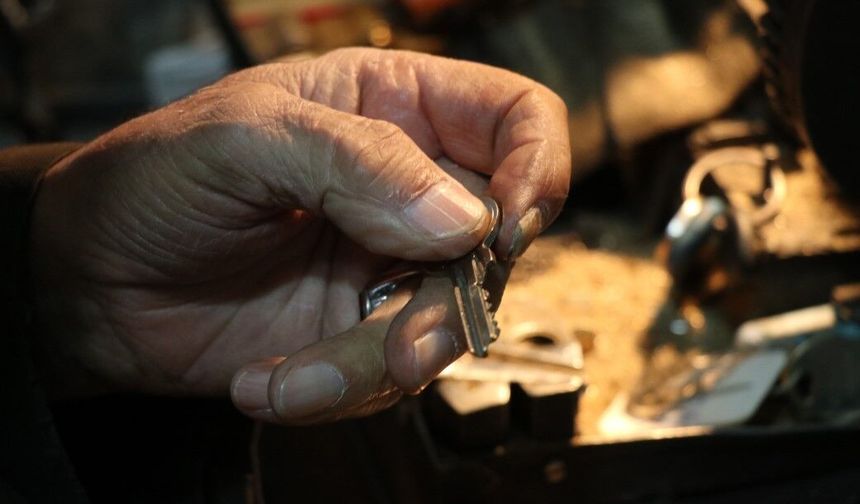 84 Yaşındaki Celal Usta, 55 Yıldır Kendi Makinesiyle Anahtar Üretiyor