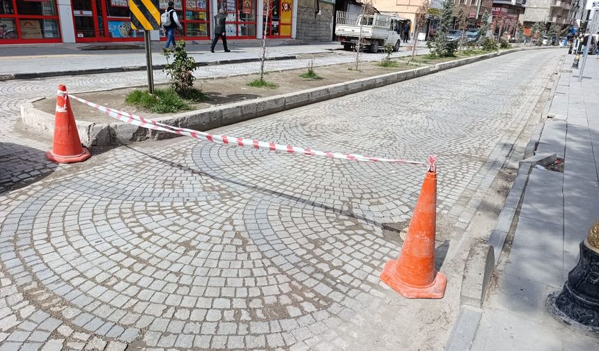 Van’da Ordu Caddesi araç trafiğine kapatıldı