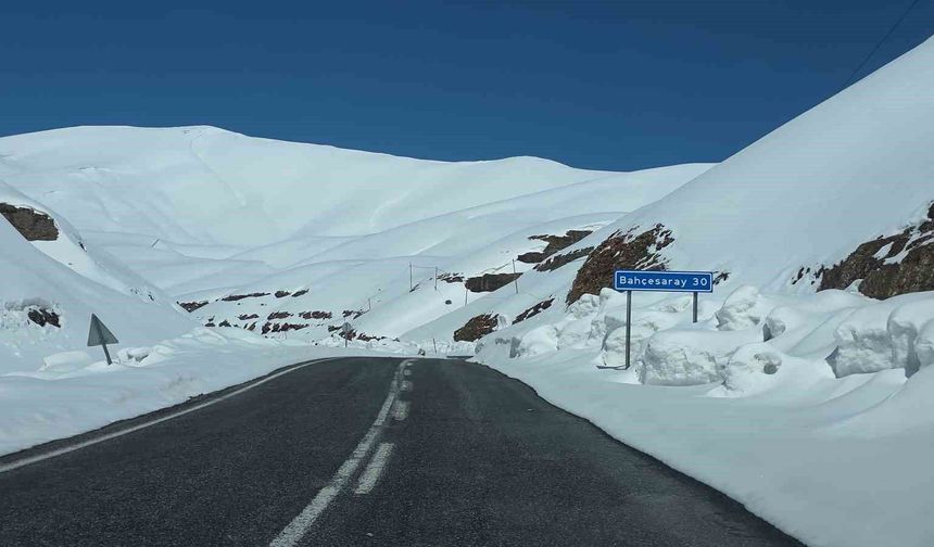 Van’da Bahçesaray Yolunda Çığ Riski Nedeniyle Çalışmalar Durduruldu