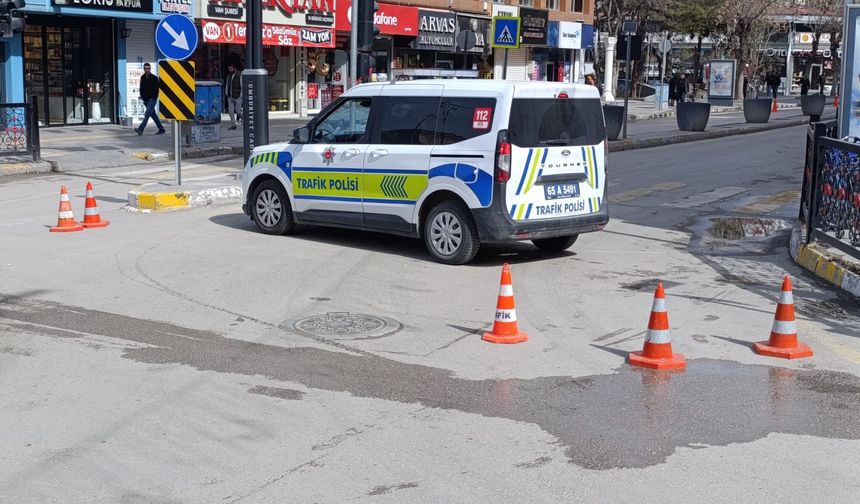 Van’ın en işlek caddesi araç trafiğine kapatıldı
