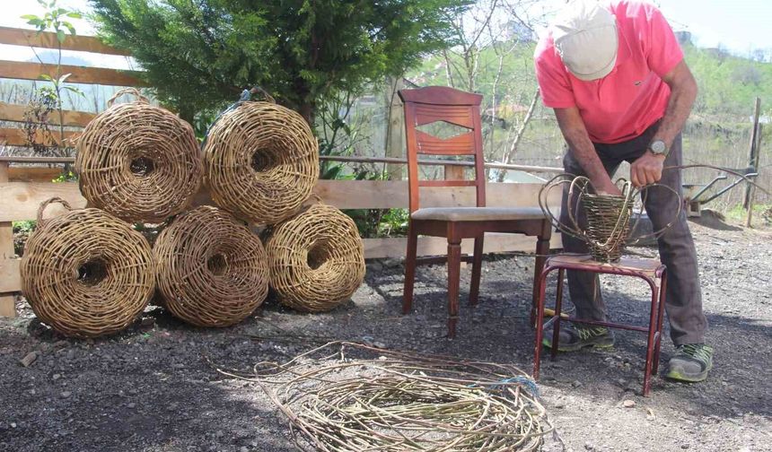 45 Yıllık Usta, Dikenli Sarmaşıktan Balık Sepeti Örüyor