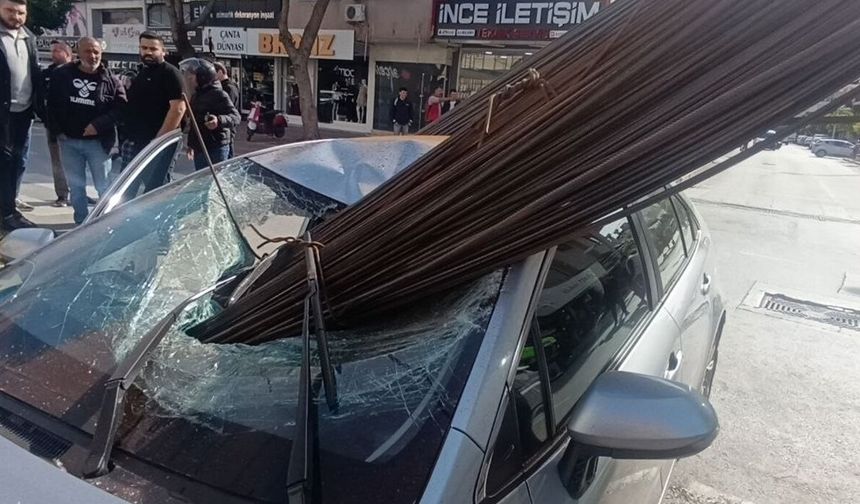 Feci kaza: İnşaat demirleri otomobile ok gibi saplandı
