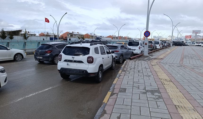 Van’da hastane otopark krizi büyüyor: Araçlar ana yola taştı