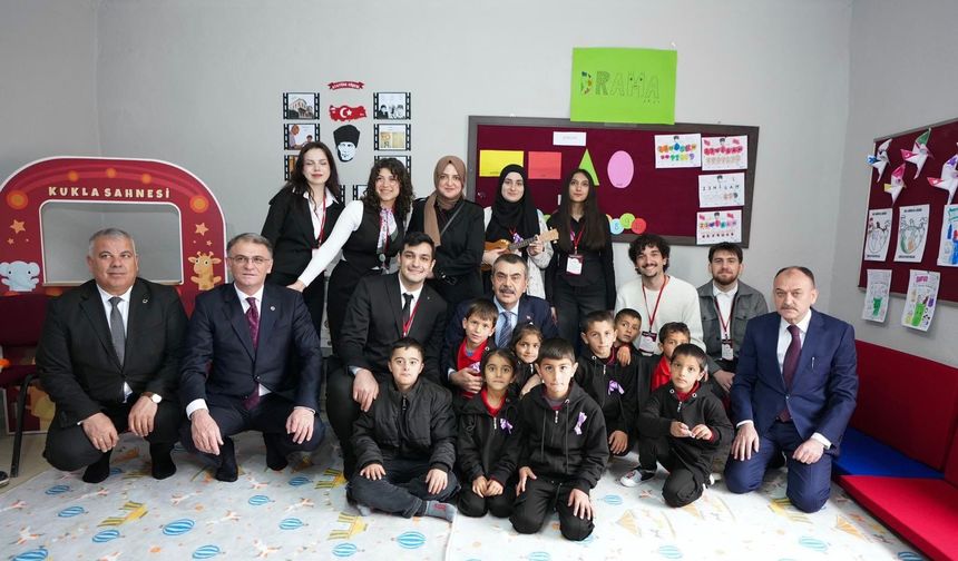 Milli Eğitim Bakanı Tekin'den Van'da öğrencilere ziyaret