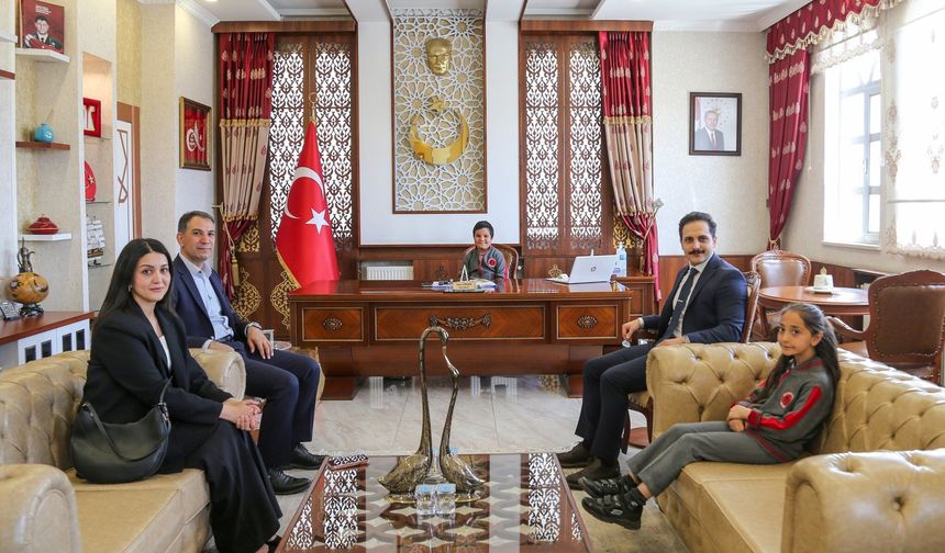 Gürpınar Kaymakamı Erdem koltuğunu çocuklara bıraktı