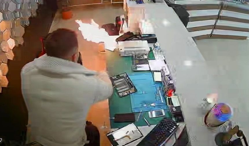 Şişen telefon bataryası bomba gibi patladı