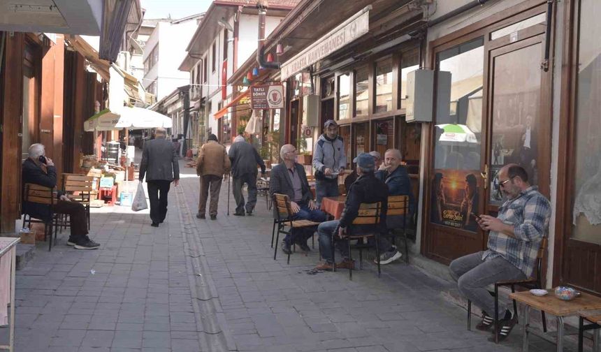 Ölen müşterilerinin hatıralarını kıraathanenin duvarında yaşatıyor