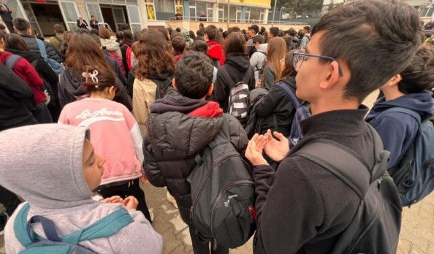 Kahramanmaraş’taki Silahlı Saldırının Sonrasında Öğrenciler Dualarla Okula Döndü