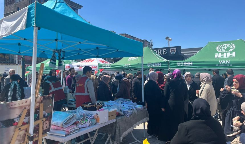 Van’da Sumud Filosu’na Destek Sergisi ve Kermes Yoğun İlgi Görüyor