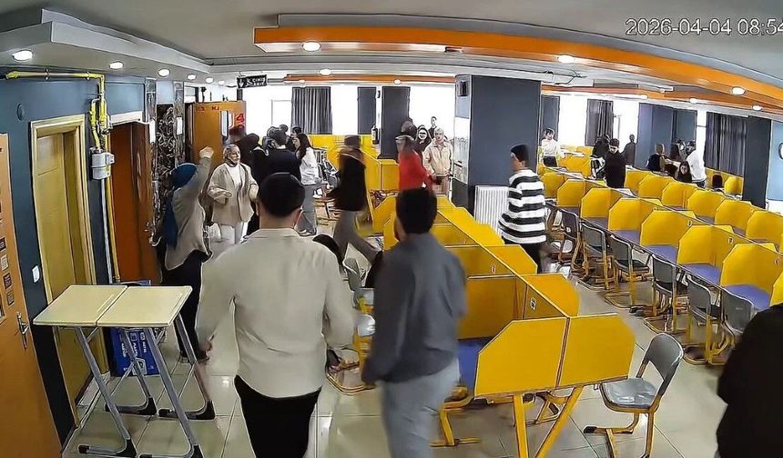 Van' da Meydana Gelen Depremde Öğrencilerini Kurtaran Öğretmenler Takdir Topladı