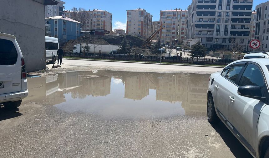 Van’da Sağanak Yağışlar Yolları Göle Çevirdi