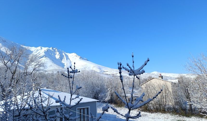 15 Nisan’da Kar Sürprizi! Gevaş’ta Bahar Yerine Kış: Kartpostallık Görüntüler Oluştu