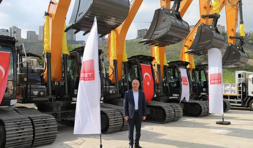 İpekyolu Belediyesi’ne iş makinesi desteği: Ekskavatör teslim alındı