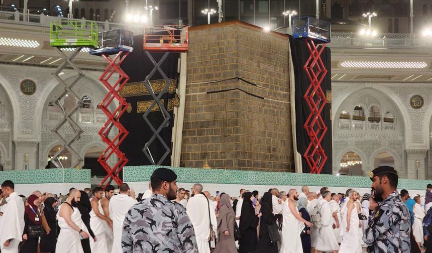 Kâbe duvarları bakıma alındı