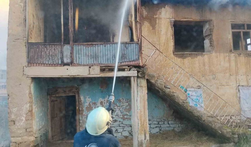 Van İpekyolu’nda Yangın Paniği: Metruk Bina Alev Alev Yandı