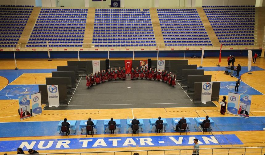 Van Büyükşehir Belediyespor Halk Oyunları Takımı bölge şampiyonu oldu