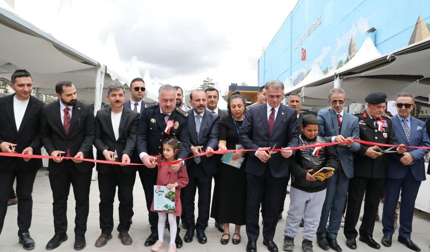 Van Yazarlar Fuarı Kapılarını Açtı