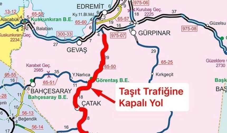 Van-Çatak Yolu Kayalar ve Taşkın Nedeniyle Trafiğe Kapandı