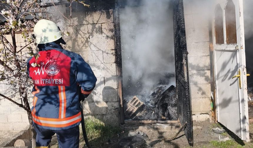 Van Tuşba’da odunluk yangını