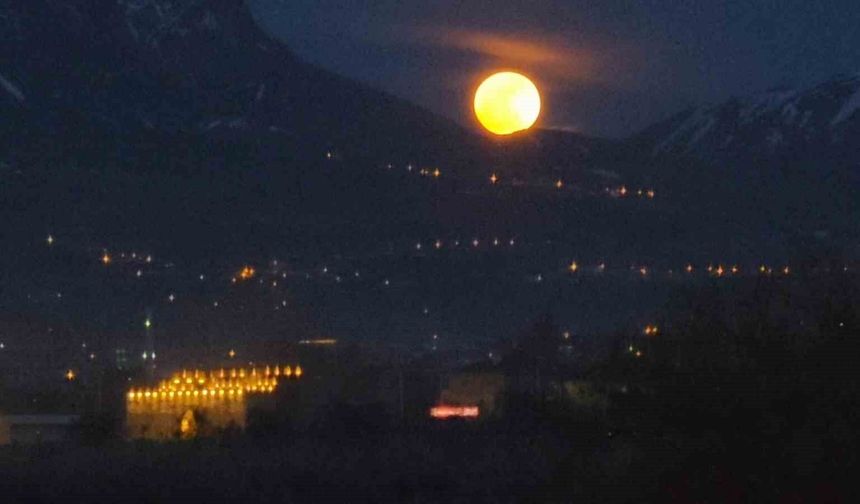 Van’da kartpostallık dolunay manzarası