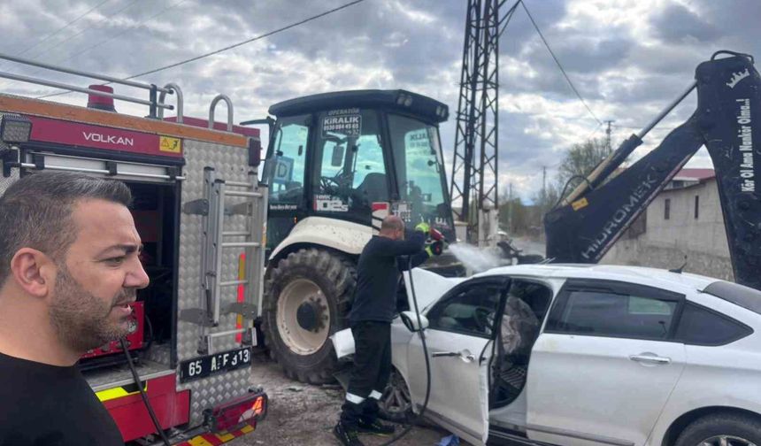 Van-Erciş karayolunda kaza: İş makinesi ile otomobil çarpıştı, 1 kişi yaralandı