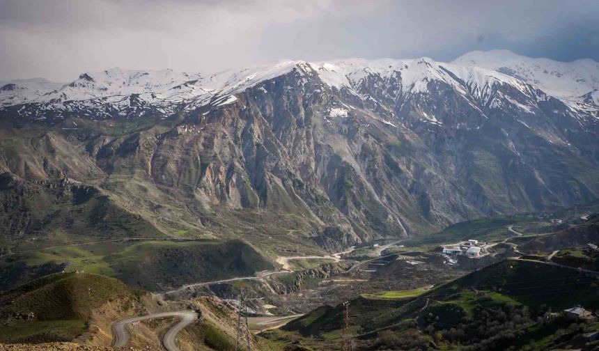 Hakkari Karayolu İçin Kritik Uyarı: Heyelan Riskine Karşı Mühendislik Çözümü Şart