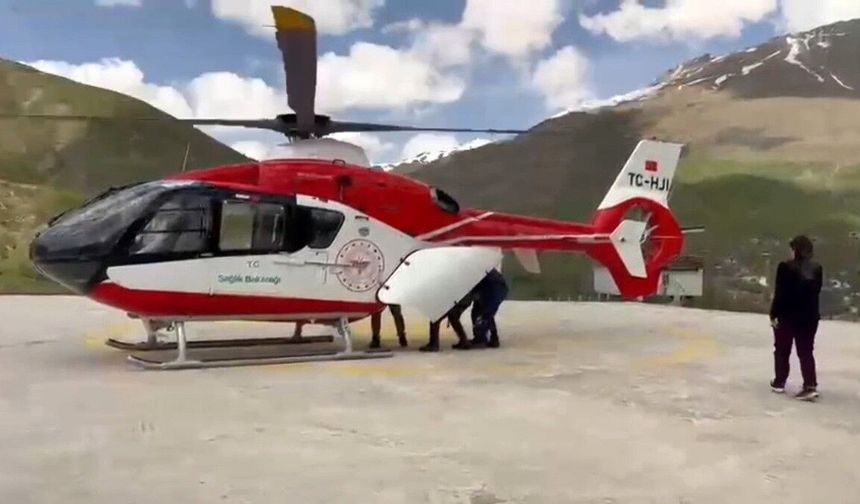 Helikopter ambulans 78 yaşındaki hastayı Van’a ulaştırdı
