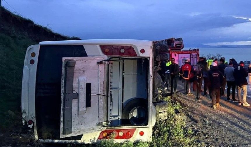 Van’da emniyet personelini taşıyan araç devrildi: 4 yaralı