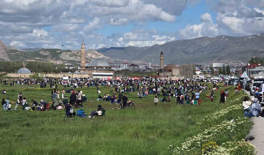 Van’da gökyüzü rengârenk uçurtmalarla şenlendi