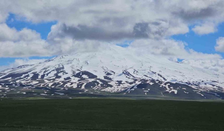 Sütey Yaylası’nda Kartpostallık Görüntüler: Baharın Renkleri Süphan Dağı ile Buluştu