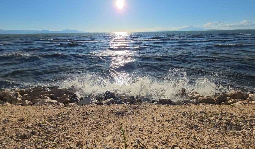 Van’da Sert Rüzgar: Gölde Oluşan Dev Dalgalar Görsel Şölen ve Tedirginlik Yarattı