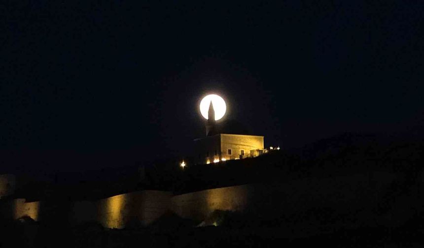 Van Semalarında Kartpostallık Gece: Bakan Bir Daha Baktı