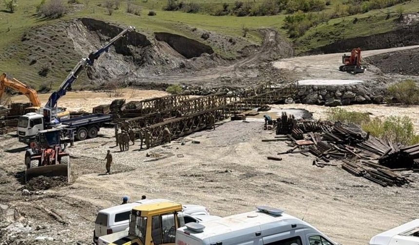 Van-Hakkari Kara Yolunda Heyelan Sonrası Panel Köprü Çalışmaları Devam Ediyor