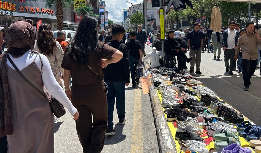 Van’da bayram yoğunluğu: Cumhuriyet Caddesi’nde insan seli oluştu