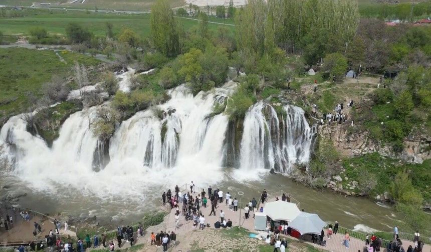 Van’da bayramın gözdesi Muradiye şelalesi oldu