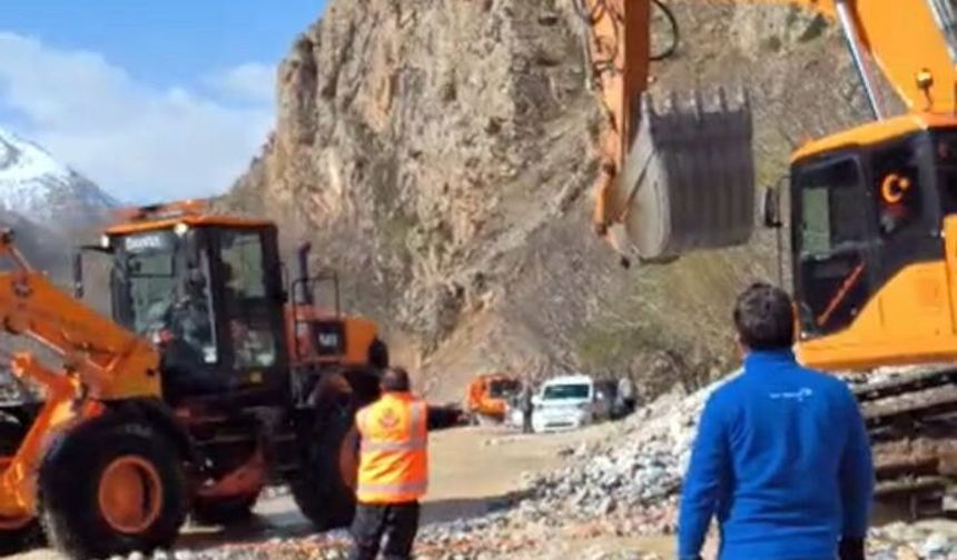 Çatak’ta Kapanan Kara Yolu Yeniden Ulaşıma Açıldı