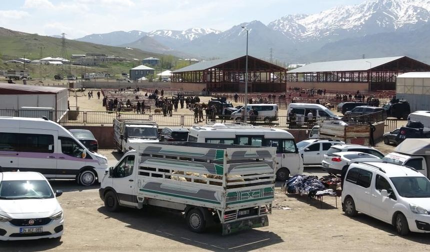 Van’daki silahlı kavga anı kameraya yansıdı