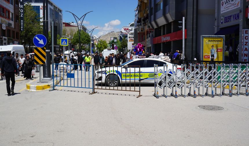 Van’da bayram hareketliliği başladı: En işlek cadde araç trafiğine kapandı