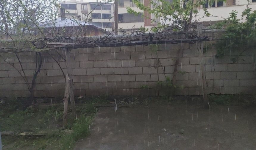 Van'ın Erciş ilçesinde şiddetli yağmur etkili oldu