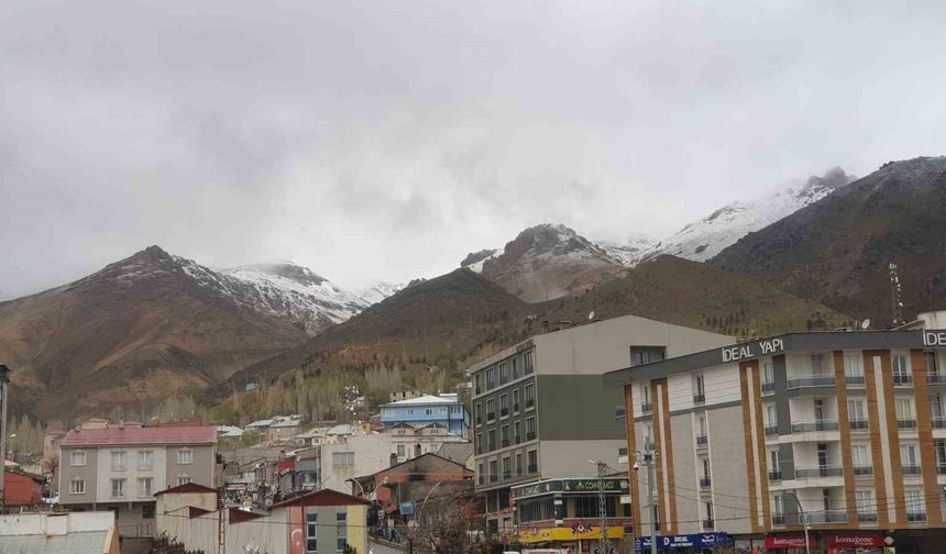 Başkale’de Mayıs Ayında Kar Sürprizi