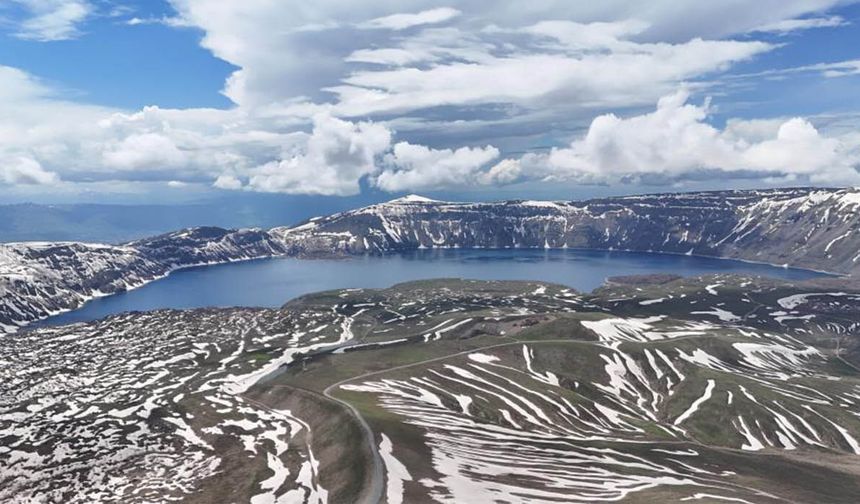 Nemrut Krater Gölü’nde 2 mevsim bir arada