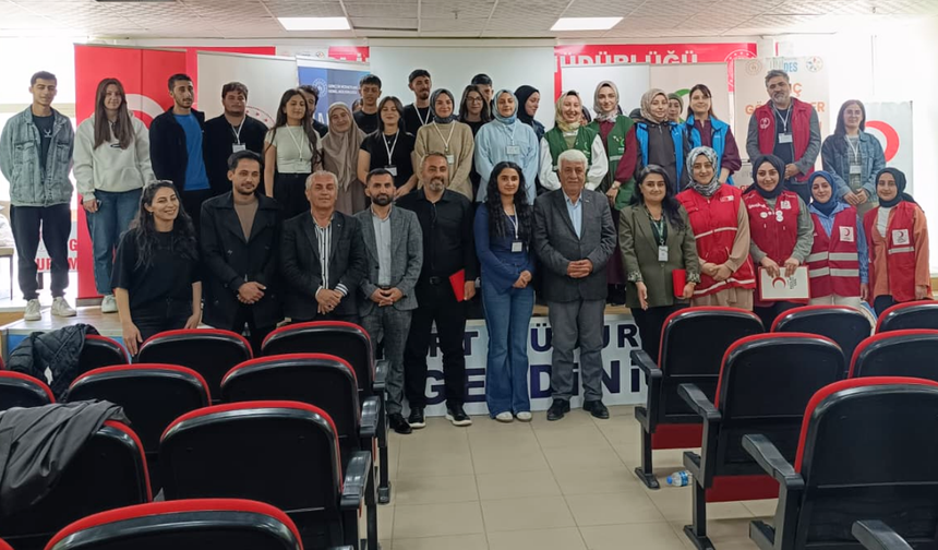 Gevaş'ta Gençler Sahaya İndi: ÜNİDES Çalıştayı Büyük İlgi Gördü