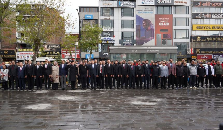 Van’da 19 Mayıs Coşkusu Çelenk Töreniyle Başladı