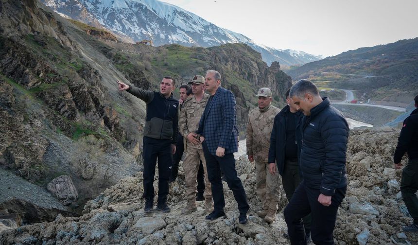 Bakan Yardımcısı Çelik: “Hakkâri–Van kara yolunu en kısa sürede yeniden ulaşıma açacağız”