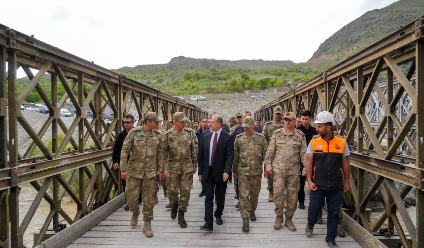 Van-Hakkâri Karayolu Akçalı Mevkii’nde Panel Köprü Yapılıyor