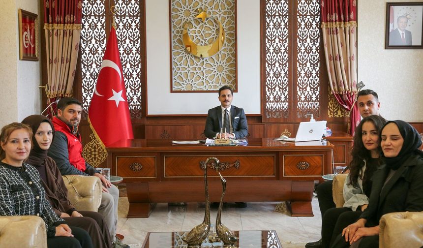 Gürpınar Kaymakamı Erdem'den gençlik ve spor personeline başarı belgesi